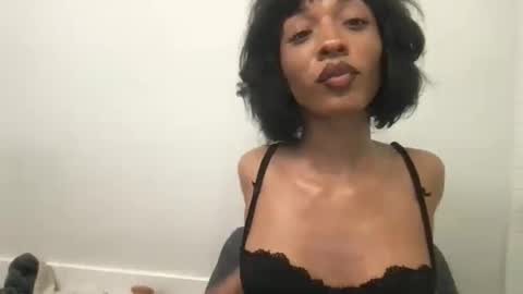 ivyskye_ online show from May 30, 6:44 am