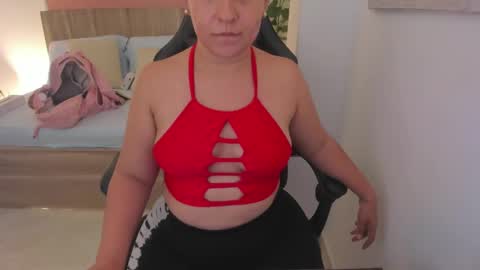 Snapshot of izaro_22 chatting on March 12, 2:20 am Iza online show from March 12, 2:20 am