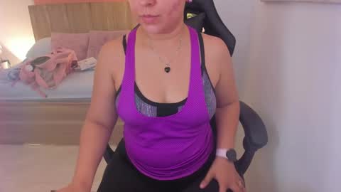 Snapshot of izaro_22 chatting on February 8, 7:05 pm Iza online show from February 8, 7:05 pm