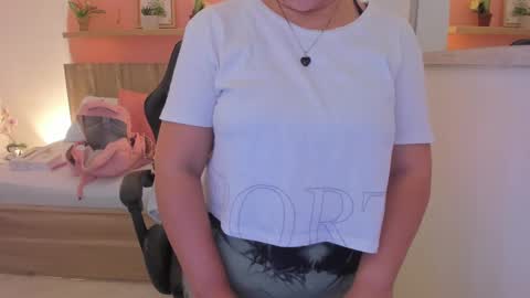 Snapshot of izaro_22 chatting on January 3, 2:32 am Iza online show from January 3, 2:32 am