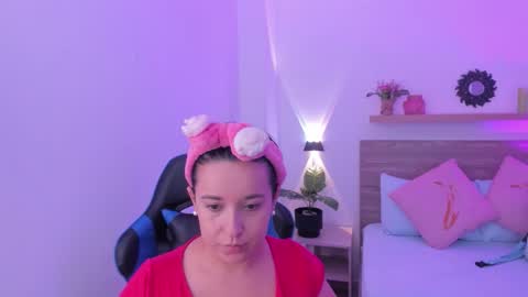 Snapshot of izaro_22 chatting on October 6, 12:44 pm Iza online show from October 6, 12:44 pm