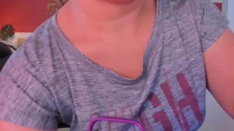Snapshot of izaro_22 chatting on February 21, 8:27 pm Iza online show from February 21, 8:27 pm