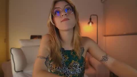 Linda Sofia help me get to 100 thumbs up online show from October 13, 5:21 am