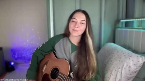 Jade Margot online show from November 18, 10:00 pm