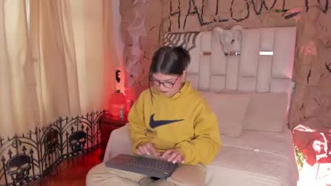 Snapshot of jade_nm chatting on October 14, 1:14 pm ade online show from October 14, 1:14 pm
