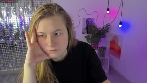 Jade online show from December 15, 1:43 pm