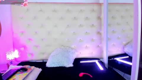 jade white  online show from January 31, 12:18 pm