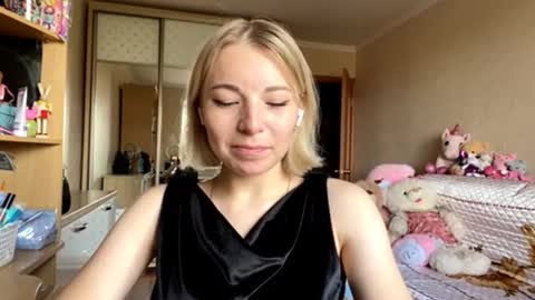 Snapshot of jaynafriess chatting on October 15, 7:55 am Mira online show from October 15, 7:55 am