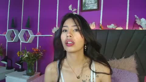 Snapshot of jenner_mills chatting on December 17, 3:17 am Jenner online show from December 17, 3:17 am