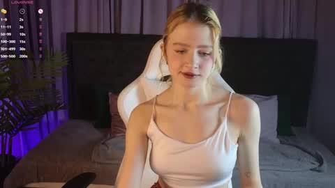 Snapshot of jenny_bunny_ chatting on March 7, 1:31 am jenny_bunny_ online show from March 7, 1:31 am
