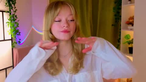 Gwen online show from April 11, 8:12 pm