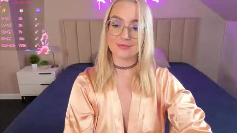 Snapshot of joyfuljasmine chatting on October 17, 10:07 am Vickie online show from October 17, 10:07 am