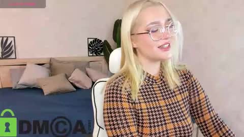 Snapshot of joyfuljasmine chatting on October 15, 9:45 am Vickie online show from October 15, 9:45 am