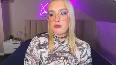 Snapshot of joyfuljasmine chatting on October 16, 9:56 am Vickie online show from October 16, 9:56 am