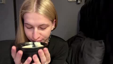 Lola online show from April 2, 6:00 am