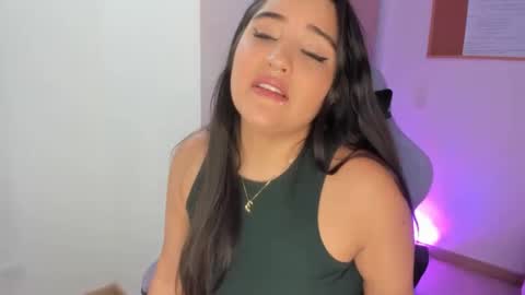 Snapshot of juli_santos_22 chatting on February 1, 3:28 pm juli_santos_22 online show from February 1, 3:28 pm