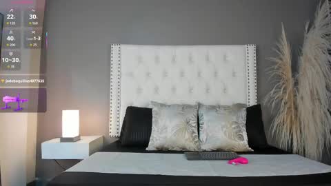 J U L IA   M A R T I N E Z online show from February 4, 11:35 am