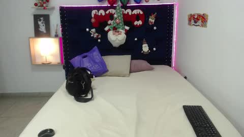 Snapshot of juliabust1 chatting on December 22, 11:11 am Julia online show from December 22, 11:11 am