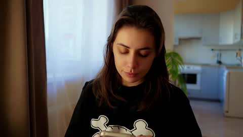 Molly online show from April 3, 2:48 pm