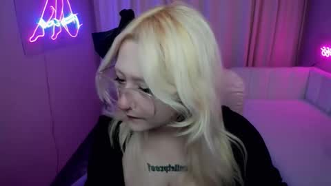 Snapshot of juliasharkk chatting on October 19, 6:43 pm JuliaSharkk online show from October 19, 6:43 pm