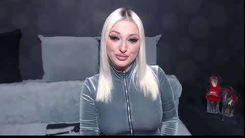 julia online show from February 25, 10:09 pm