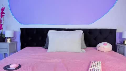 Snapshot of julieta_cortes__ chatting on October 6, 11:49 am Julieta online show from October 6, 11:49 am