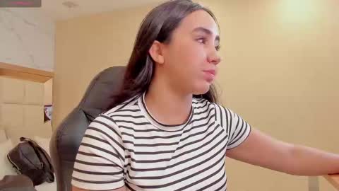 Snapshot of julieta_rose__ chatting on October 7, 10:14 pm online show from October 7, 10:14 pm