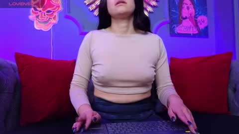 Snapshot of julieta_russell chatting on January 27, 12:05 pm Julieta online show from January 27, 12:05 pm