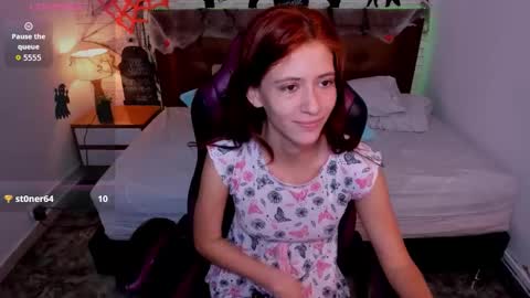 Snapshot of julieth_love_ chatting on October 17, 1:47 pm Julieth online show from October 17, 1:47 pm