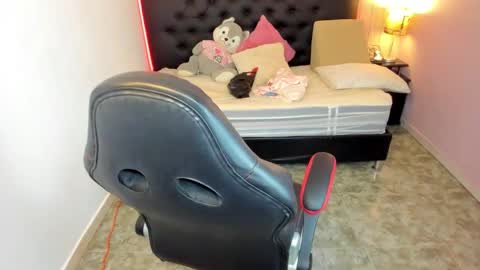 Snapshot of julieth_love_ chatting on October 12, 1:13 pm Julieth online show from October 12, 1:13 pm