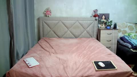 Snapshot of julietkalen chatting on February 5, 12:27 pm Julietkitty online show from February 5, 12:27 pm