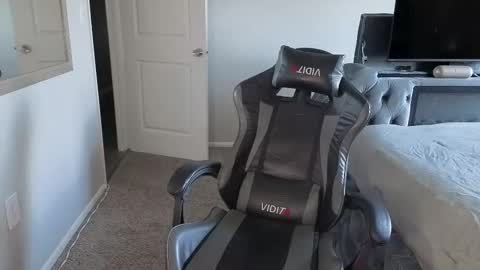 julyclb online show from December 5, 5:25 pm