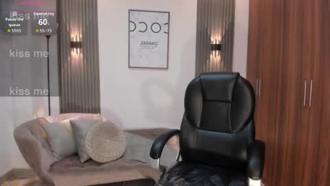 karliie kloss   online show from June 12, 5:15 am