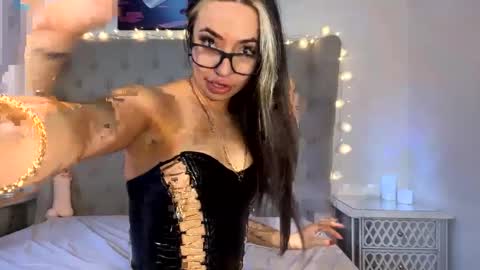 Snapshot of karmarosexx chatting on December 2, 9:32 am KarmaRosexx online show from December 2, 9:32 am