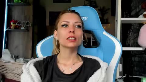 karoline121 online show from March 16, 5:44 am