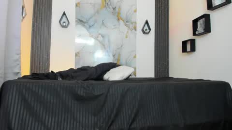 INDEPENDENT MODEL online show from March 13, 12:17 pm