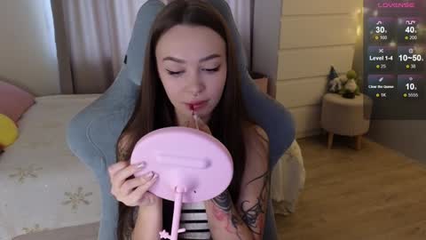 Snapshot of kateleoo chatting on December 2, 9:21 am Im Kate online show from December 2, 9:21 am