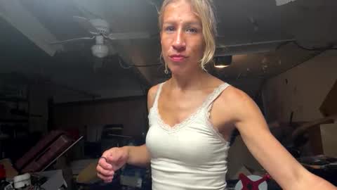 Snapshot of katelinxxx chatting on October 29, 10:41 am Katelin online show from October 29, 10:41 am