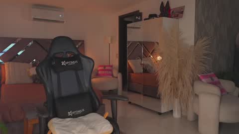  Kate Owens  online show from January 18, 11:28 am