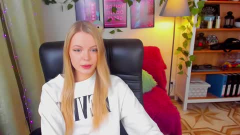 Snapshot of katherineepierce chatting on March 11, 4:29 pm Katherine online show from March 11, 4:29 pm