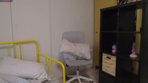 Snapshot of katie_deville chatting on December 2, 7:10 am Katie Deville online show from December 2, 7:10 am