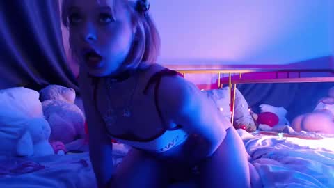 Snapshot of katie_deville chatting on February 14, 1:45 am Katie Deville online show from February 14, 1:45 am