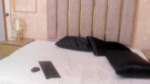 katiejonees online show from January 8, 11:58 am