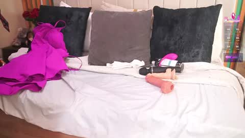 Snapshot of katlyn_martins chatting on October 18, 7:04 pm K A T L Y N online show from October 18, 7:04 pm
