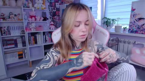 Snapshot of katrinwaifu chatting on October 17, 2:31 pm Katrin online show from October 17, 2:31 pm