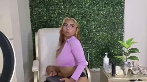 katy_love222 online show from May 24, 11:25 pm