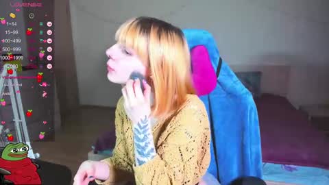 Snapshot of kawaii_power_uwu chatting on January 19, 11:12 am Kira-chan online show from January 19, 11:12 am