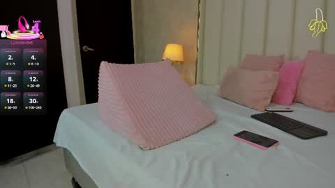 kayladavies_ online show from June 24, 8:08 pm