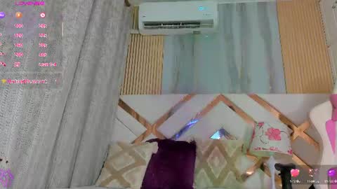 kayladavies_ online show from July 6, 3:03 pm