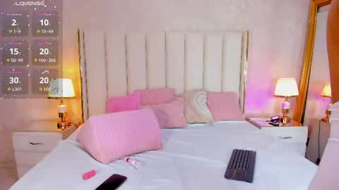 kayladavies_ online show from June 12, 8:06 pm